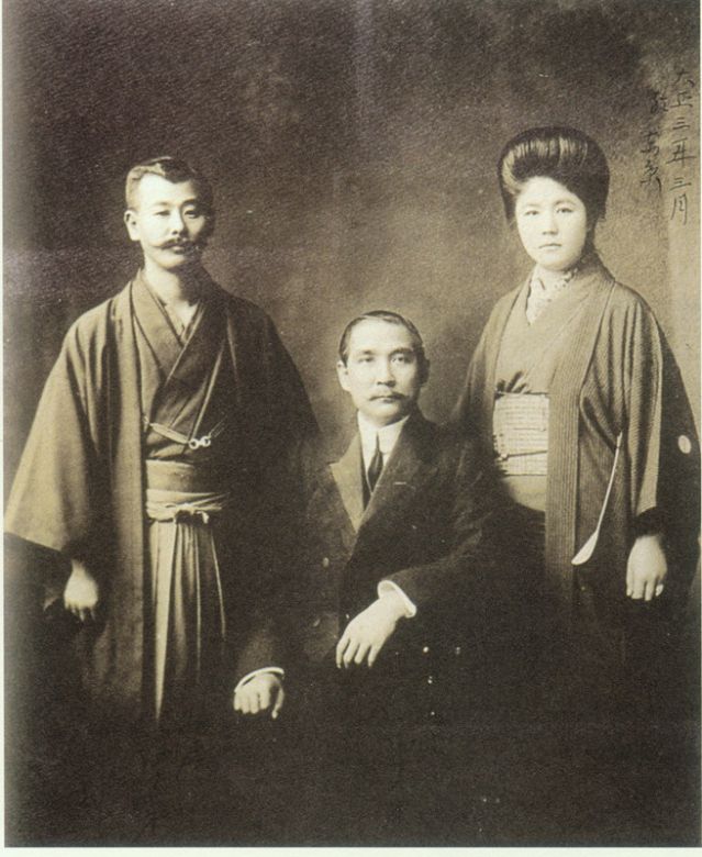 2-13、照片：1914年3月梅屋夫婦與孫中山的合影.jpg