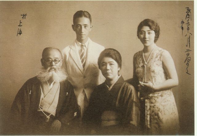 4-18、照片：梅屋莊吉一家在上海的合影.jpg