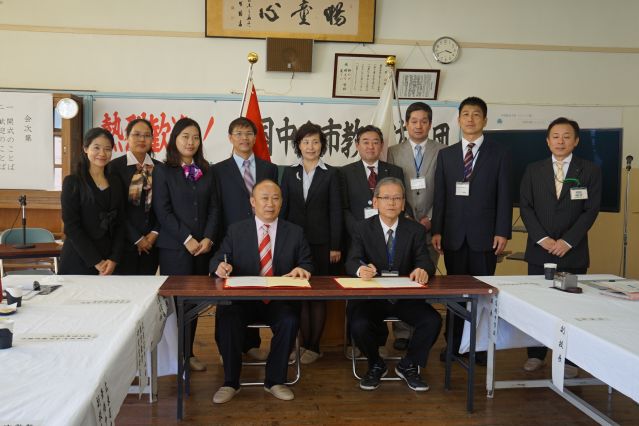 5-15 中山華僑中學(xué)與長崎市立櫻馬場中學(xué)校簽訂友好協(xié)議.JPG