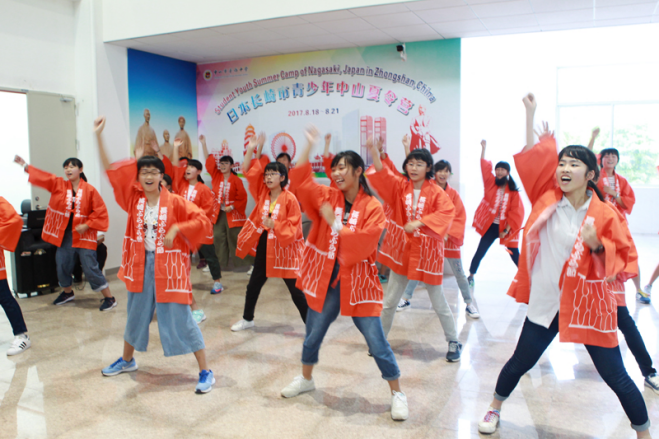 5-17 日本學生在歡迎儀式上表演節(jié)目.png