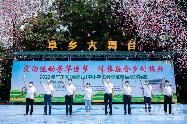 領(lǐng)導嘉賓鳴發(fā)令槍啟動賽事.jpg