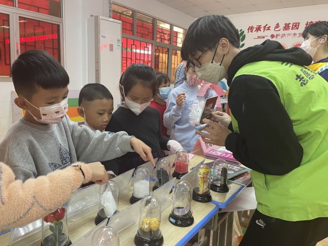 三鄉(xiāng)鎮(zhèn)開展“揚眉‘兔’氣賀新春，禁毒相伴過新年”活動圖片2.JPG
